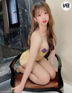 371049