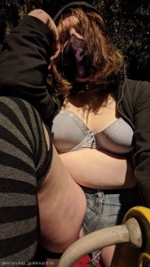 5576823