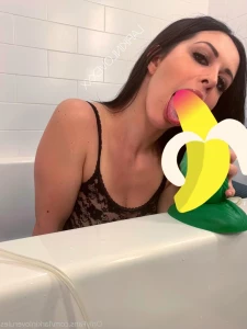 5649550
