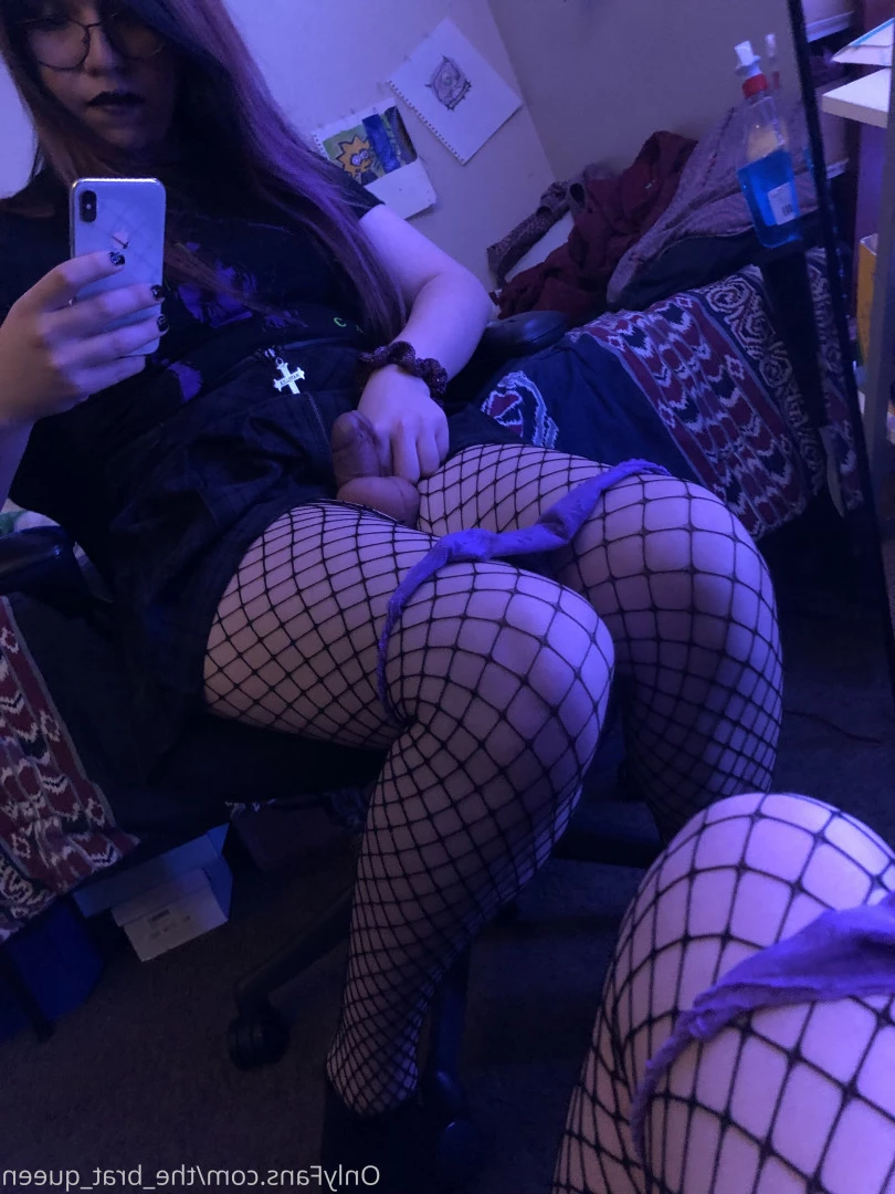 𝔱𝔥𝔢 𝔅𝔯𝔞𝔱 𝔔𝔲𝔢𝔢𝔫 🖤💀🏳️‍⚧️ [ the_brat_queen ] Onlyfans leaked photo 9064316 on Hotleaks.tv