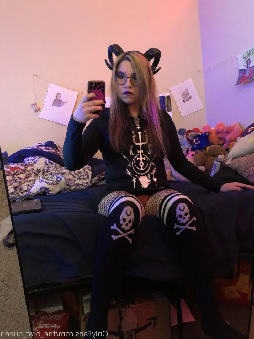 𝔱𝔥𝔢 𝔅𝔯𝔞𝔱 𝔔𝔲𝔢𝔢𝔫 🖤💀🏳️‍⚧️ [ the_brat_queen ] Onlyfans leaked photo 9068407 on Hotleaks.tv