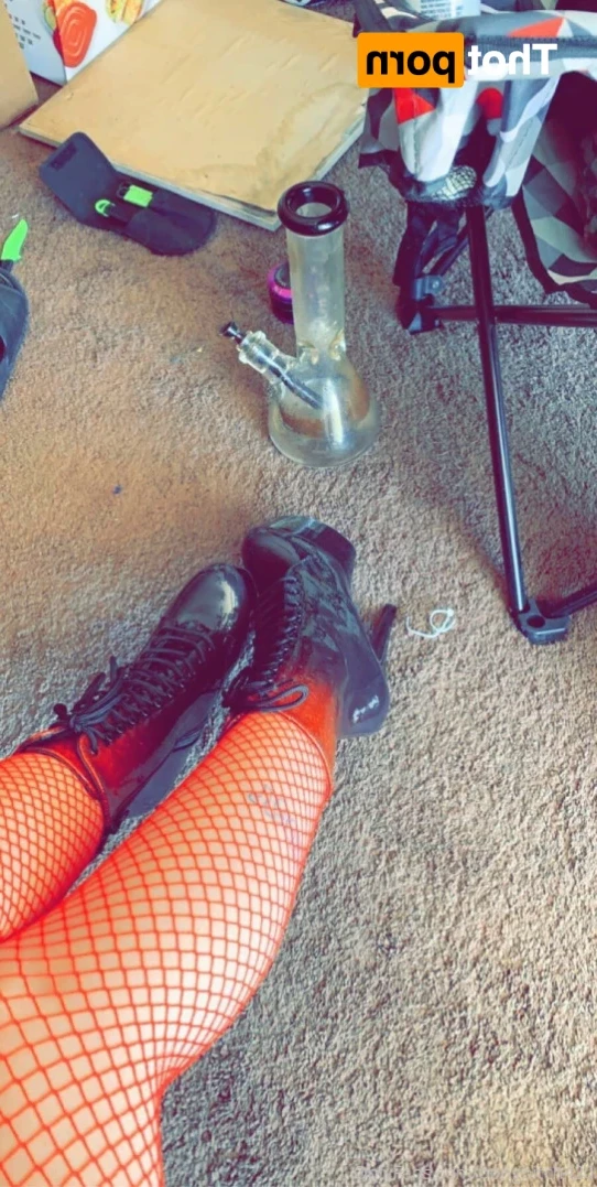 MissNikkiX666 [ bongbitch420 ] Onlyfans leaked photo 14934331 on Hotleaks.tv