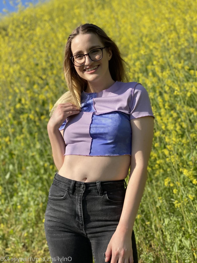 stoner girl next door 🍁 [ hawyee420 ] Onlyfans leaked photo 8695230 on Hotleaks.tv