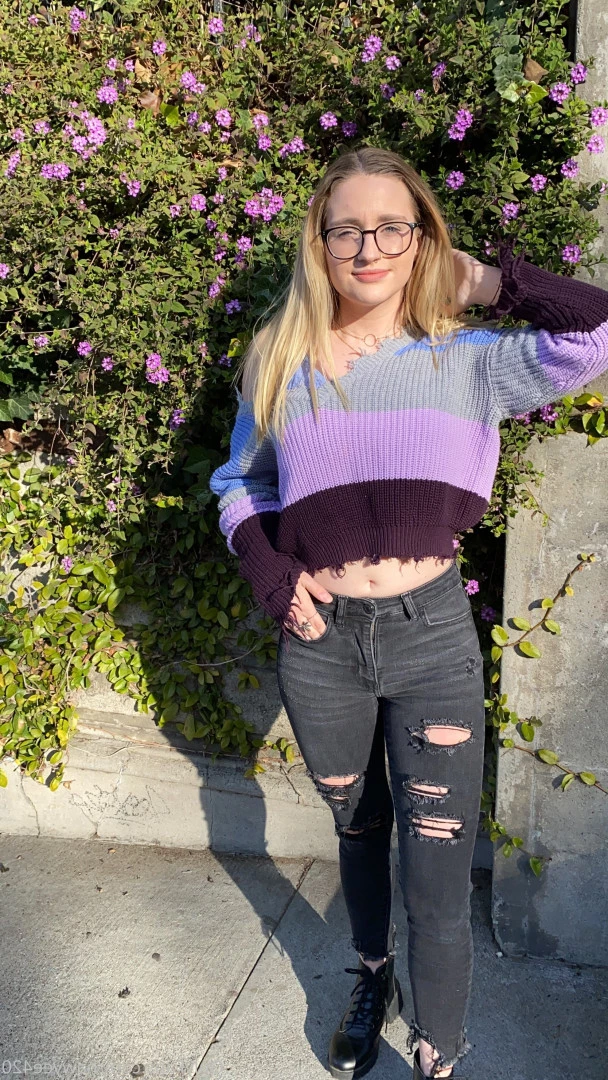 stoner girl next door 🍁 [ hawyee420 ] Onlyfans leaked photo 8699003 on Hotleaks.tv