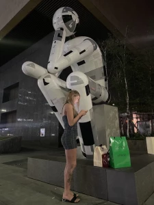 993483